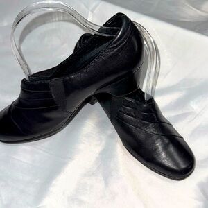 Clarks Womens Size 7.5 Partridge Loafers 2" Heel Slip On 89487 Black Lea…